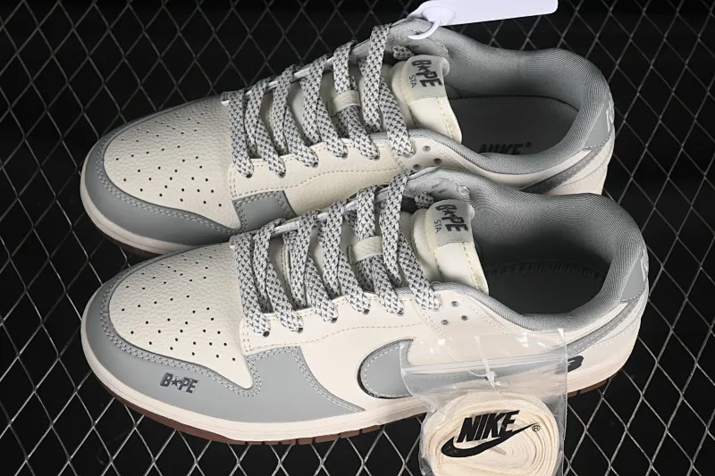 All categories Nk SB Dunk Series Nk SB Dunk Low High-end customized low-top sneakers Nike SB Dunk Low Bape joint beige gray brown sole Anniversary high-end customized low-top casual sneakers JJ2508-558